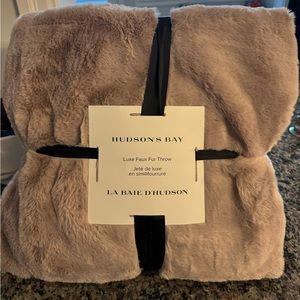 COPY - Faux Fur throw